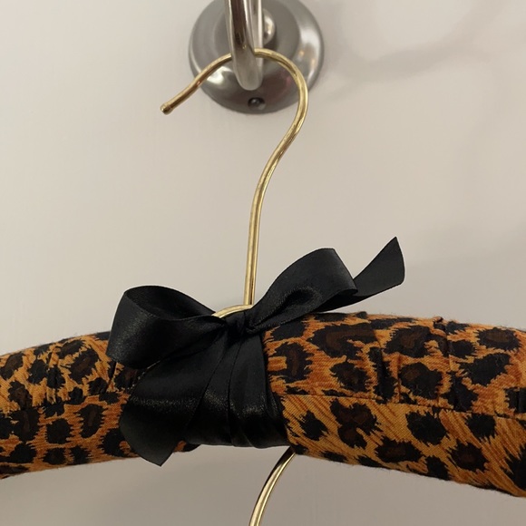 Set of six leopard print padded foam hangers - Picture 2 of 3